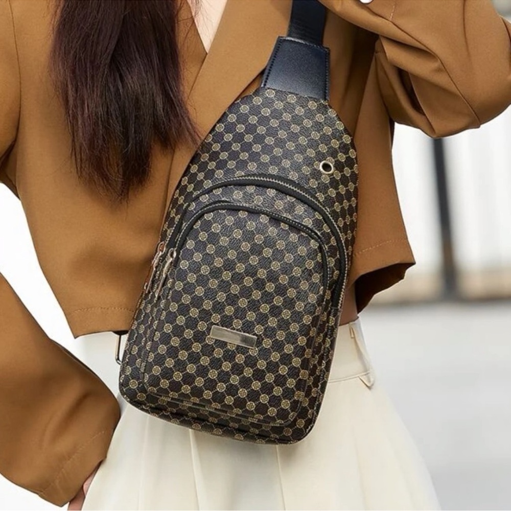 🎉HP🎉 Mini Geometric Print Sling Bag